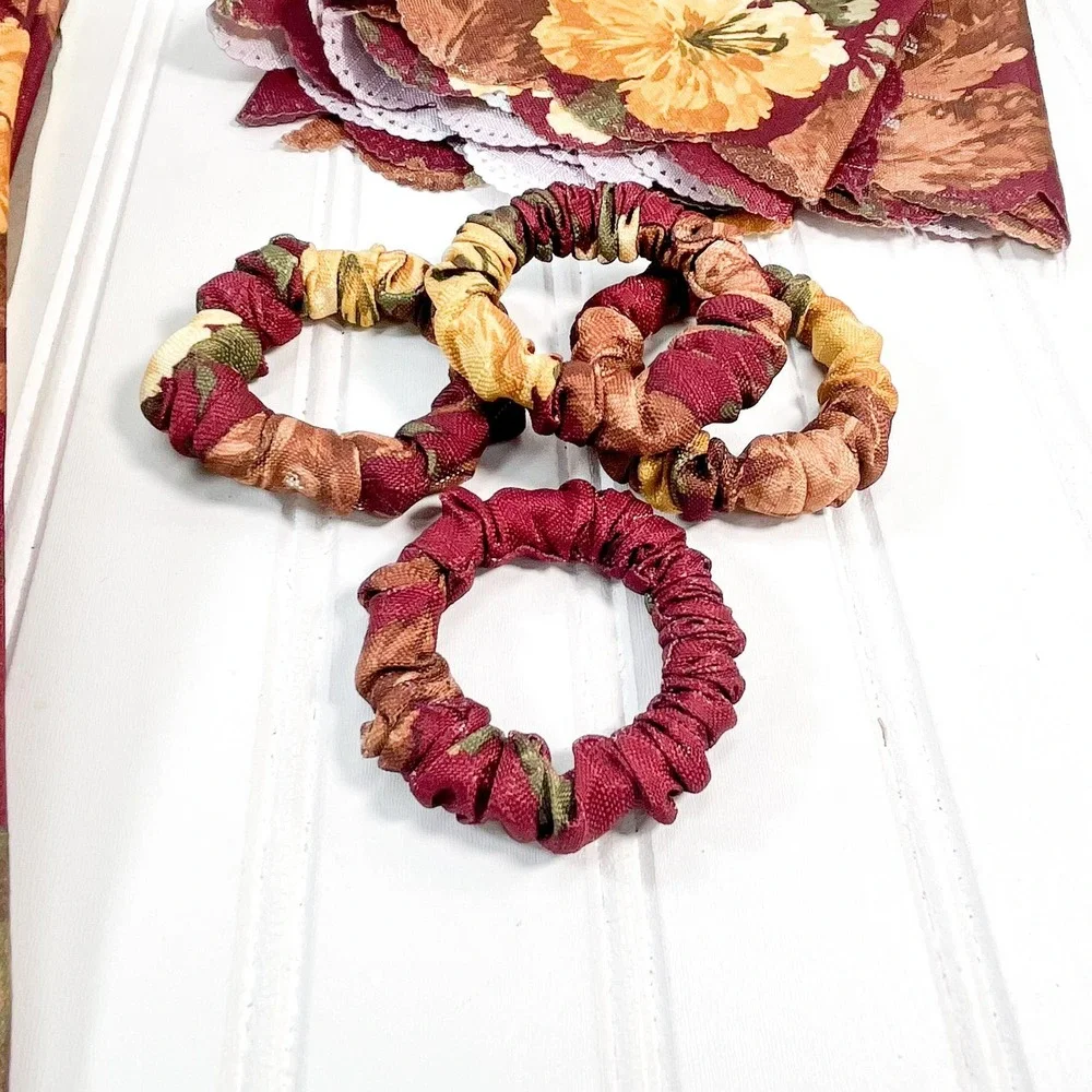 Vintage Floral Maroon Tablecloth Set - Retro Napkin Rings & Napkins